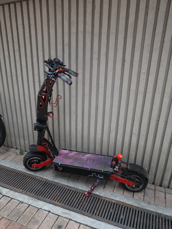 Volwassen elektrische step in een stadsstraat