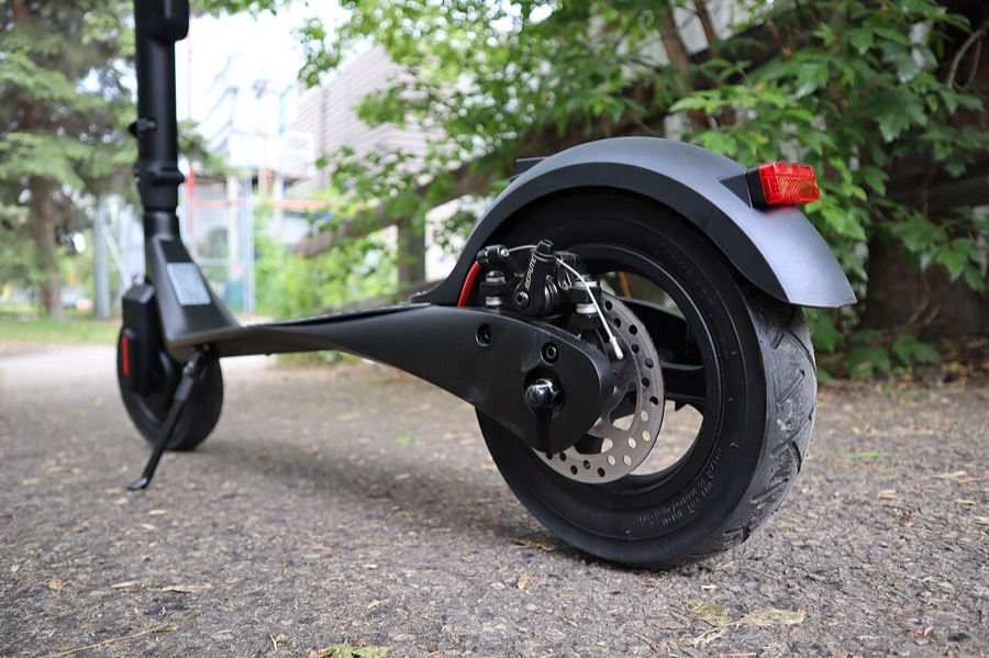 Band van een elektrische step van dichtbij