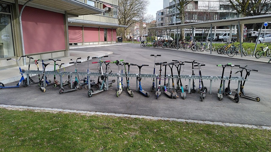 Geparkeerde elektrische steps op straat