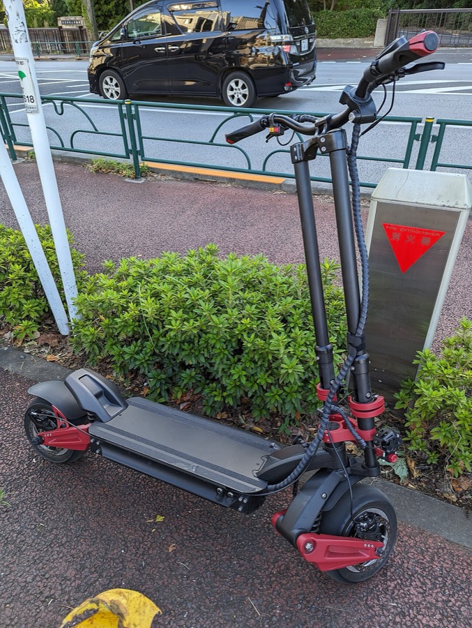 Zware elektrische step met brede banden