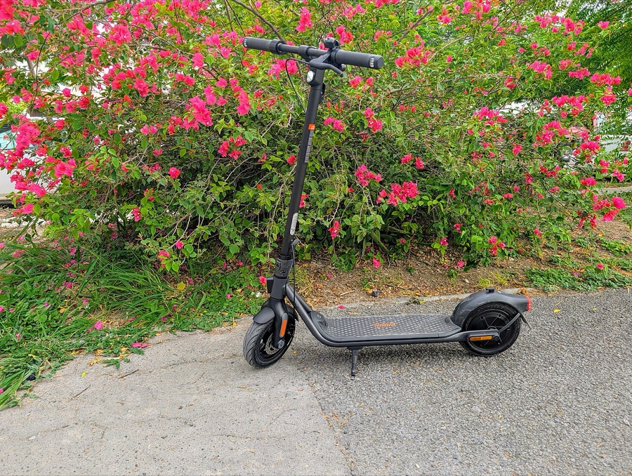 Elektrische step van Segway Ninebot op een stoep